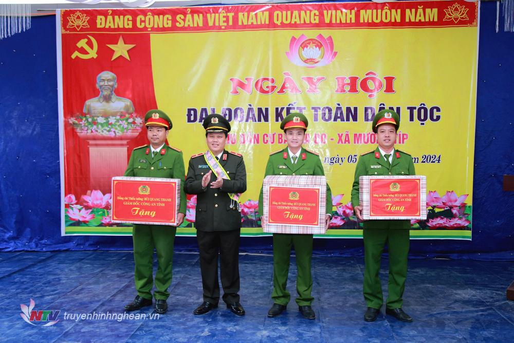 Thiếu tướng Bùi Quang Thanh, Giám đốc Công an tỉnh trao tặng quà tới Công an xã Mường Típ.