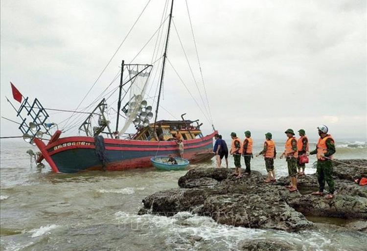 Gió Đông Bắc mạnh cấp 6-7, biển động mạnh. 