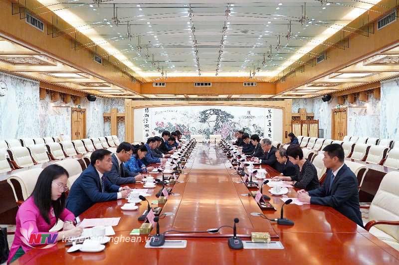 Đoàn công tác của HĐND tỉnh làm việc với Ban thường vụ Nhân đại Khu tự trị dân tộc Choang, Quảng Tây, Trung Quốc.