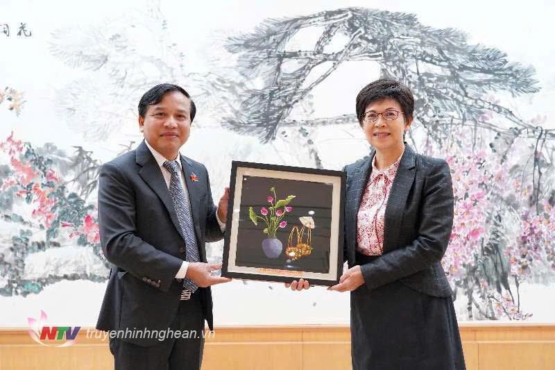 Đoàn công tác của tỉnh tặng quà lưu niệm cho Ban Thường vụ Nhân đại Khu tự trị dân tộc Choang, Quảng Tây