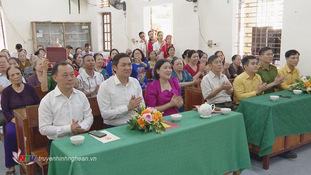 Các đại biểu chung vui ngày hội Đại đoàn kết cùng bà con nhân dân khối 17, phường Hà Huy Tập.