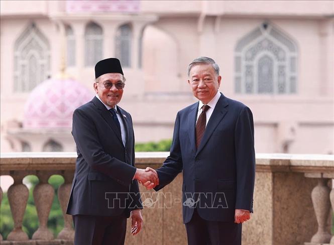 Tổng Bí thư Tô Lâm và Thủ tướng Malaysia Anwar Ibrahim chụp ảnh chung - Ảnh: TTXVN