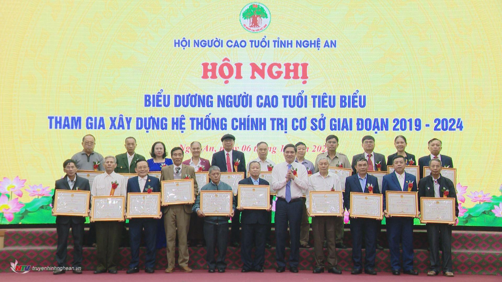 Phó Bí thư Thường trực Tỉnh uỷ trao Bằng khen cho các cá nhân, tập thể