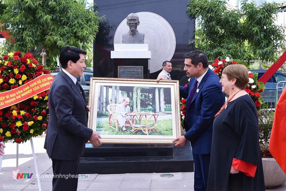 Chủ tịch nước Lương Cường tặng quà lưu niệm cho chính quyền và nhân dân Quận Cerro Navia, thủ đô Santiago. 