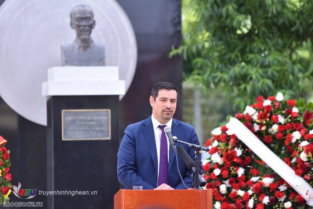 Thay mặt chính quyền và nhân dân quận Cerro Navia, Quận trưởng Mauro Tamayo bày tỏ vui mừng và vinh dự được chào đón Chủ tịch nước Lương Cường và đoàn đại biểu Việt Nam.