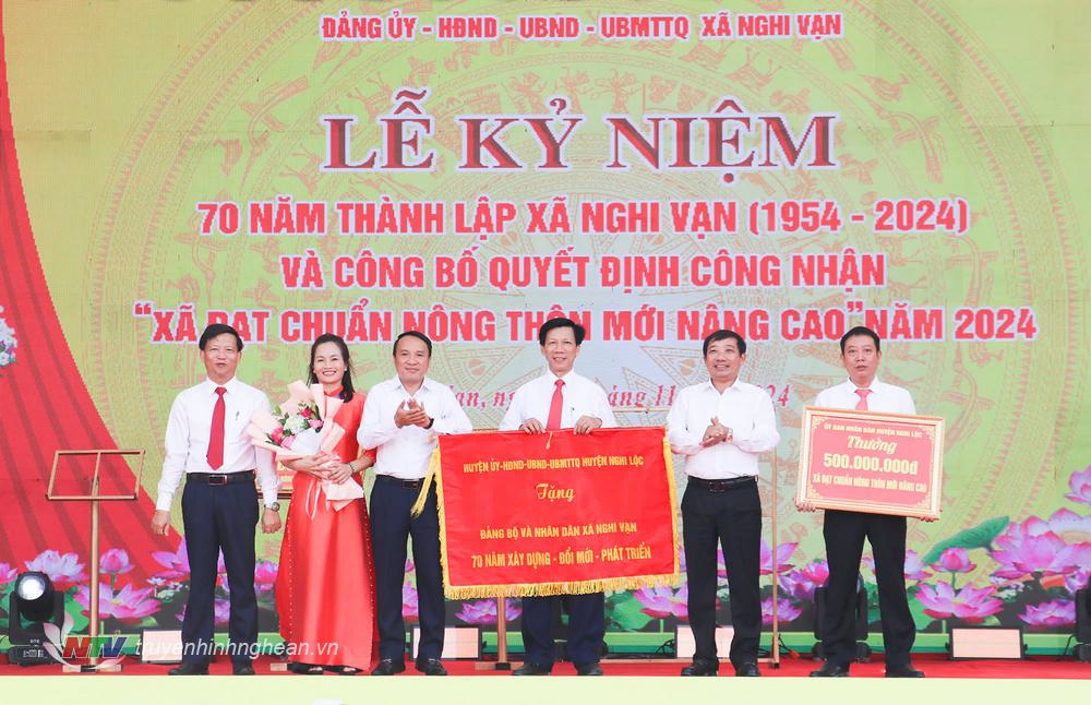 Lãnh đạo huyện Nghi Lộc tặng Bức trướng và tặng công trình phúc lợi cho Đảng bộ, Chính quyền, Nhân dân xã Nghi Vạn nhân dịp kỷ niệm 70 năm thành lập xã và đạt chuẩn NTM nâng cao.