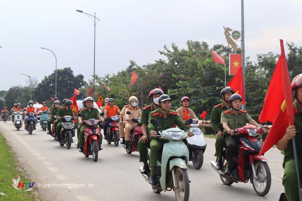 Diễu hành tại các trục đường chính trên địa bàn huyện Quỳ Châu.