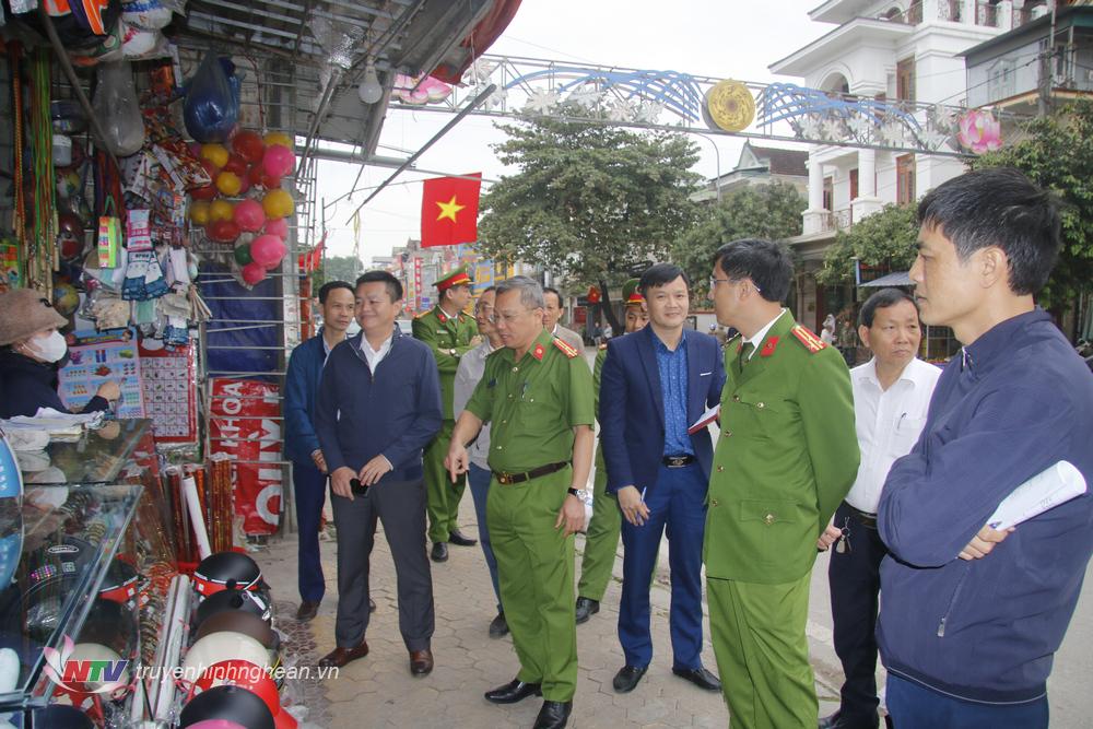 Đoàn liên ngành kiểm tra thực tế tại chợ thị trấn Quỳ Hợp.