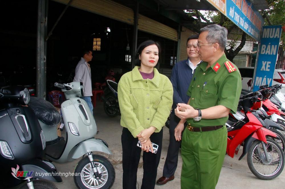 Đoàn liên ngành kiểm tra công tác giải tỏa vi phạm, chống tái lấn chiếm hành lang ATGT đường bộ, đường sắt và tuyên truyền cho người dân xã Nghĩa Xuân.