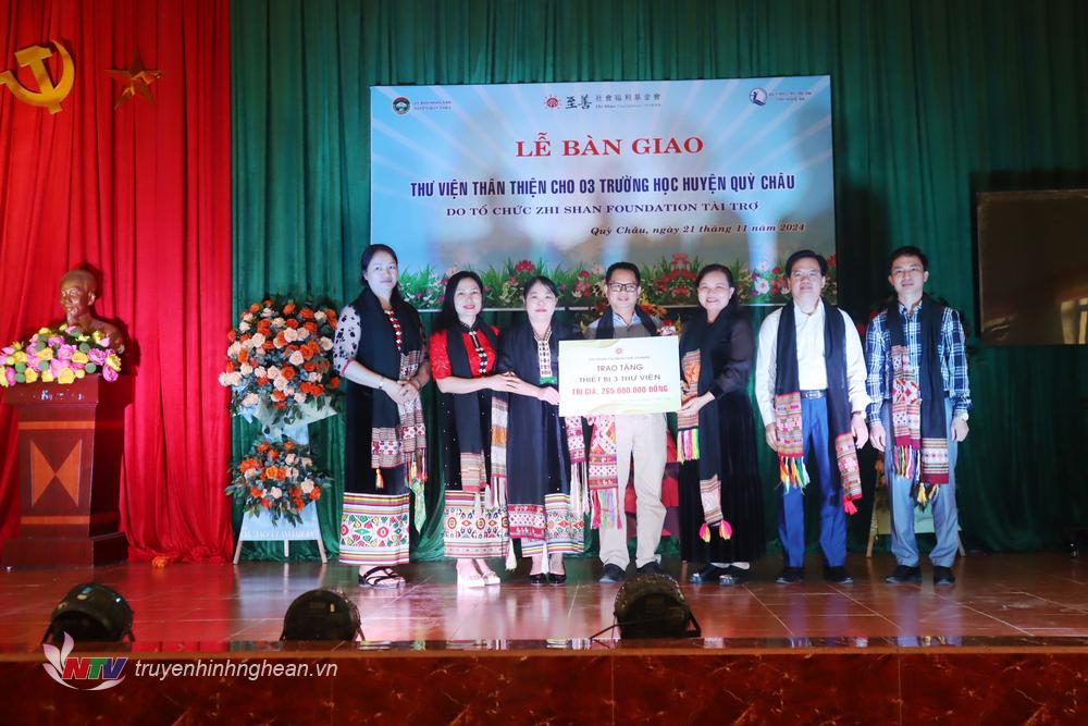 Đại diện Tổ chức Zhi Shan Foundation trao biểu trưng tặng thiết bị 3 thư viện.