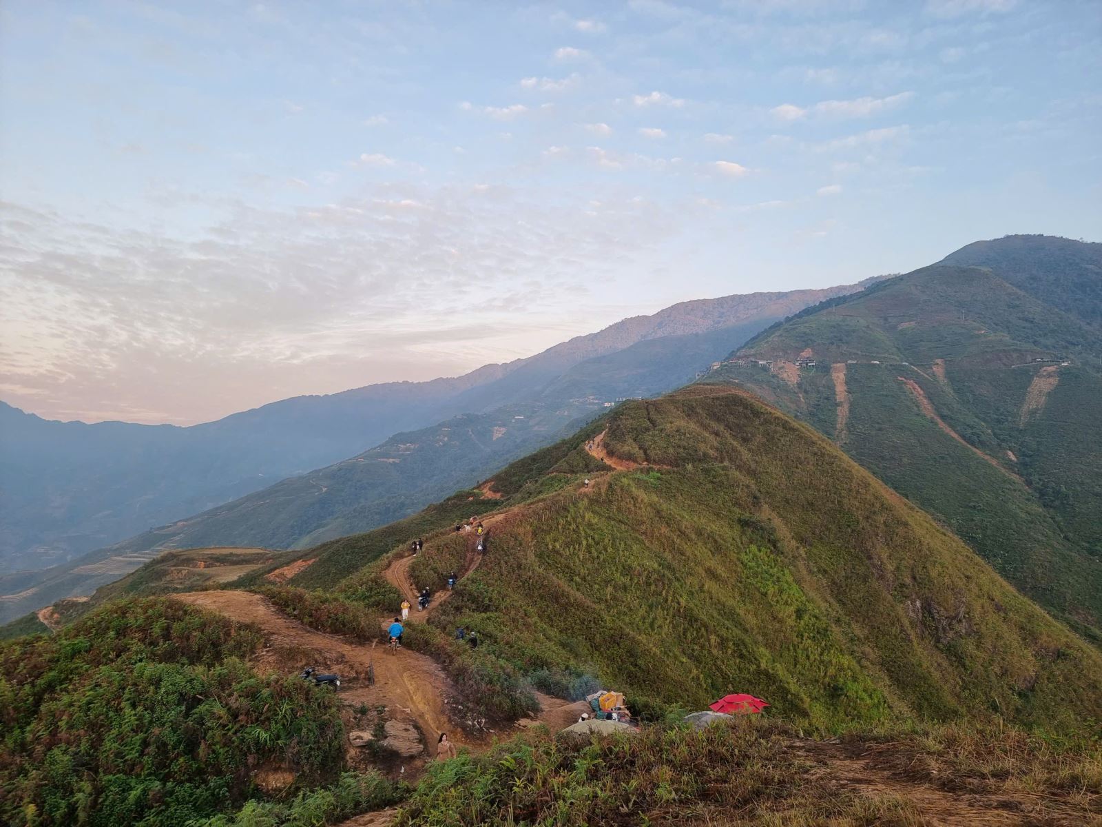 Khu vực được nhiều người gọi là Sống lưng khủng long, cách trung tâm Tà Xùa khoảng 15 km, cách trung tâm xã Háng Đồng, huyện Bắc Yên khoảng 5 km. Sống lưng khủng long tựa vào dãy núi Tà Xùa, phía trước là thung lũng sâu hàng trăm mét.