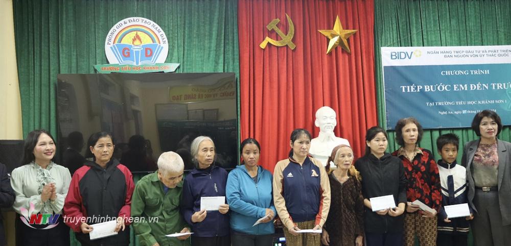 Trao tặng quà cho 10 gia đình thuộc diện hộ nghèo trên địa bàn xã.