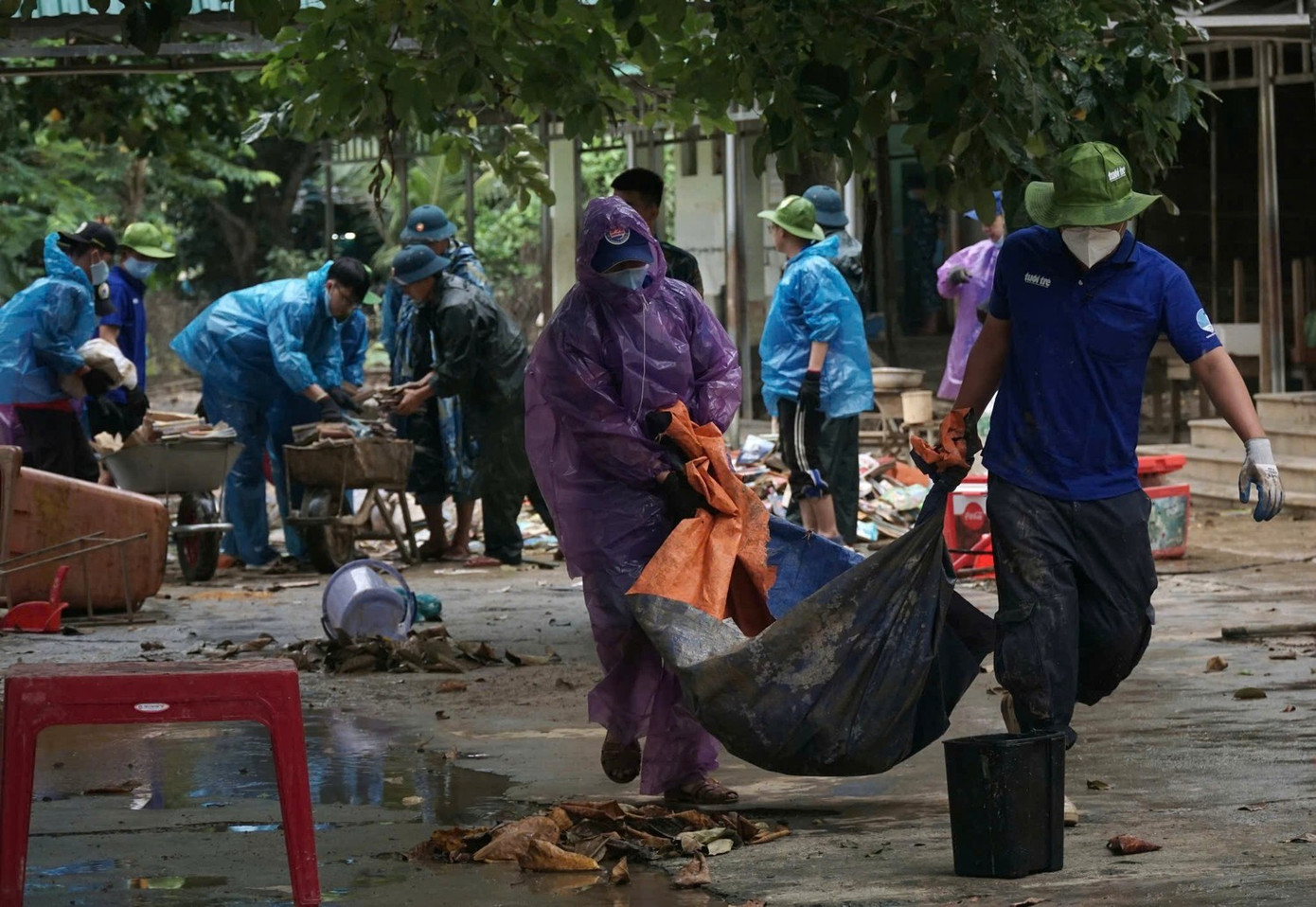 Tình nguyện viên TPHCM tham gia hỗ trợ khắc phục hậu quả thiên tai ở miền Trung. Ảnh: CTV