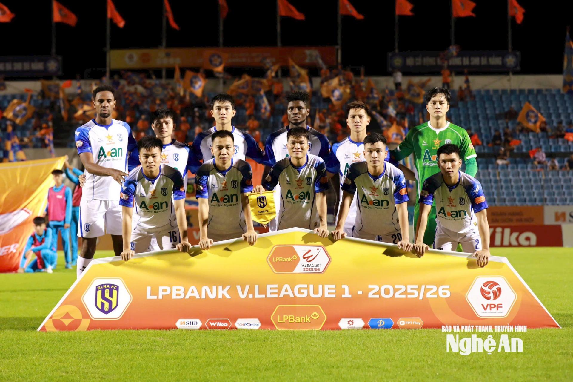 Đội hình xuất phát của SLNA trước SHB Đà Nẵng. Ảnh: Chung Lê