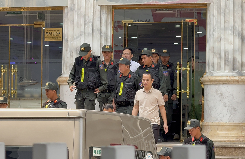 Công an hoàn tất khám xét tại thẩm mỹ viện Mailisa chi nhánh TPHCM. Ảnh: Phước Sáng