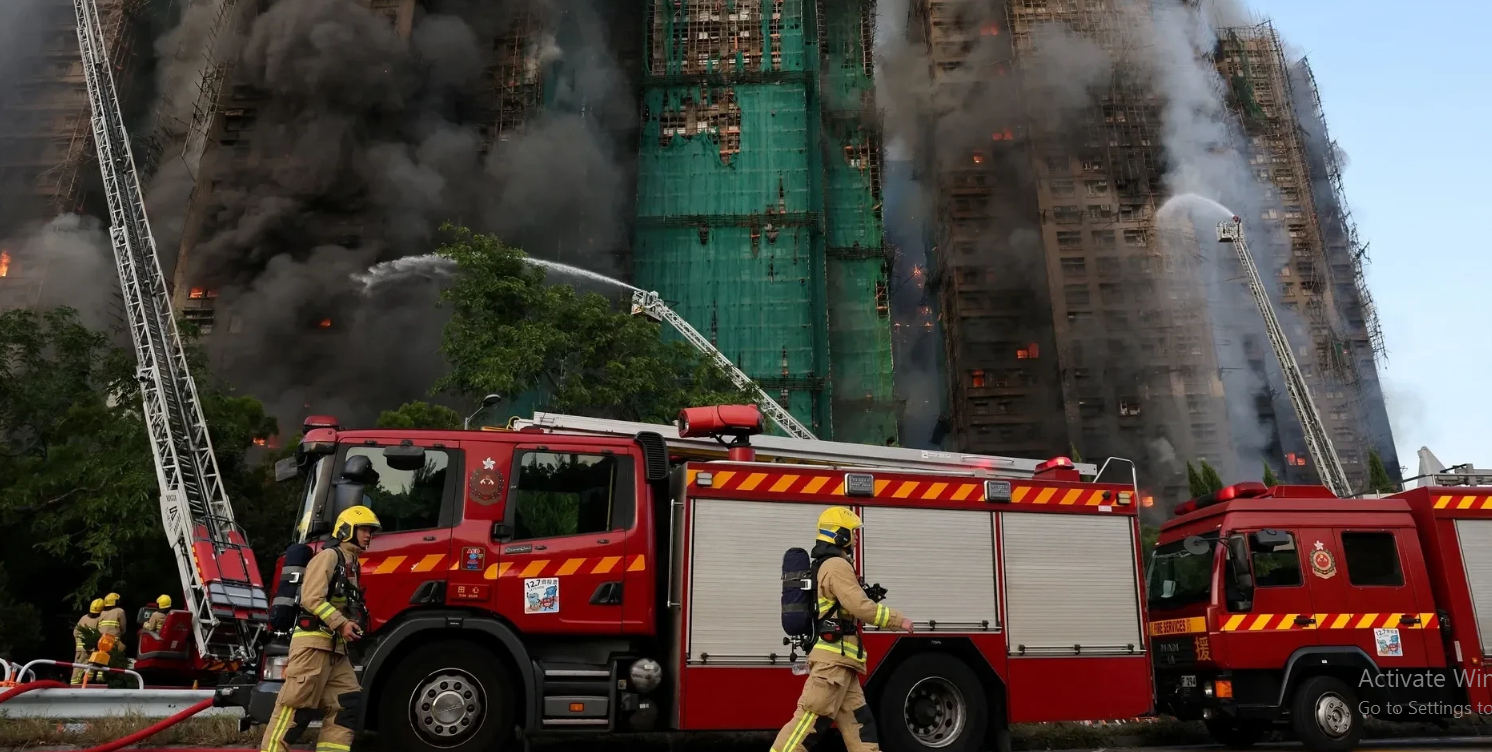 Lực lượng cứu hỏa làm việc cật lực nhưng vẫn chưa thể khống chế đám cháy tại 7 toà nhà trong khu dân cư. Ảnh: Reuters.