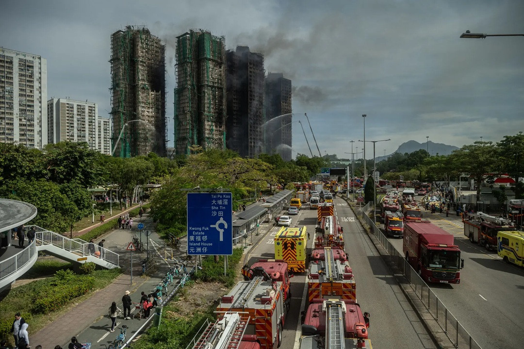 Vụ cháy cụm chung cư ở Hong Kong. Ảnh: NYT