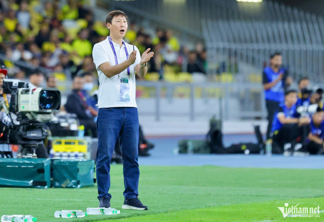 HLV Kim Sang Sik sắp có những sự trợ lực lớn từ các cầu thủ nhập tịch để tạo ra cho tuyển Việt Nam phiên bản hoàn hảo 