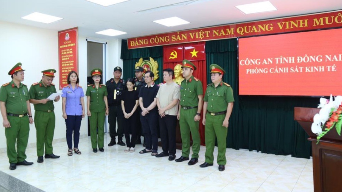 Công bố Quyết định khởi tố bắt tạm giam 3 bị can (từ trái qua Nguyễn Thị Tuyến, Đinh Văn Liên và Nguyễn Quốc Vũ) Ảnh: CA.