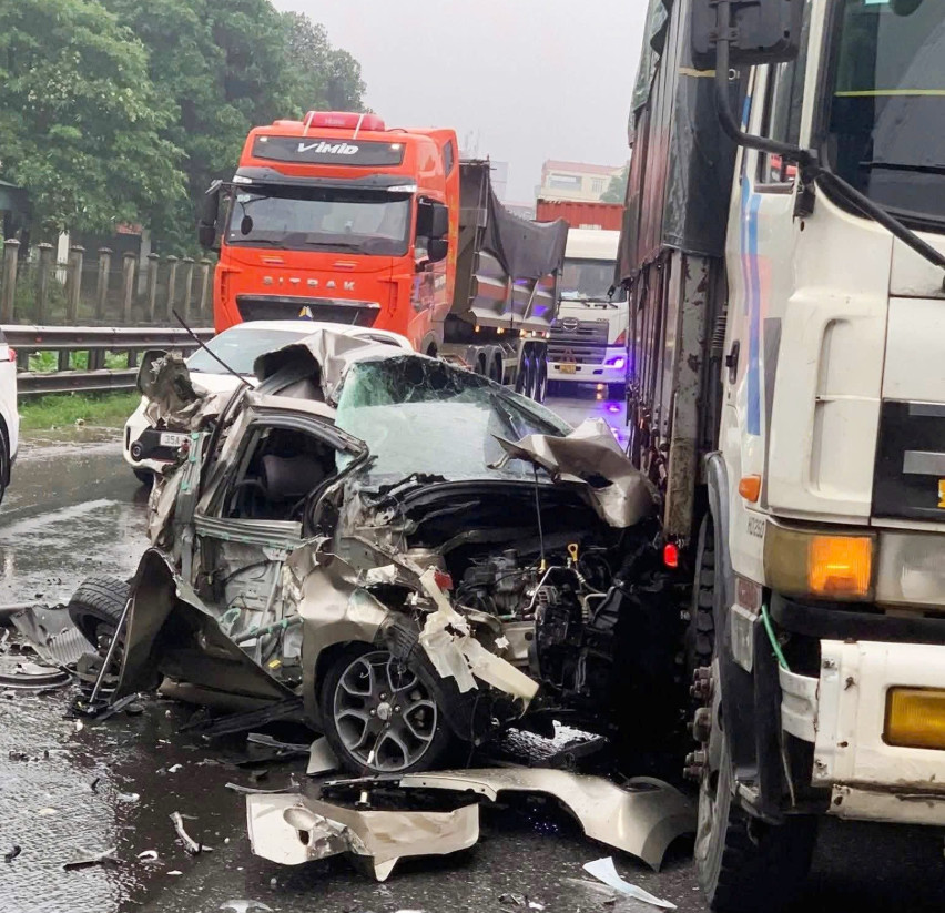 Chiếc xe con bị vò nát, đâm vào sườn xe ô tô tải.