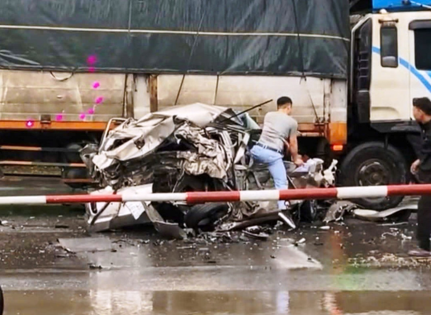 Chiếc xe con bị vò nát, tài xế may mắn thoát chết thần kỳ.