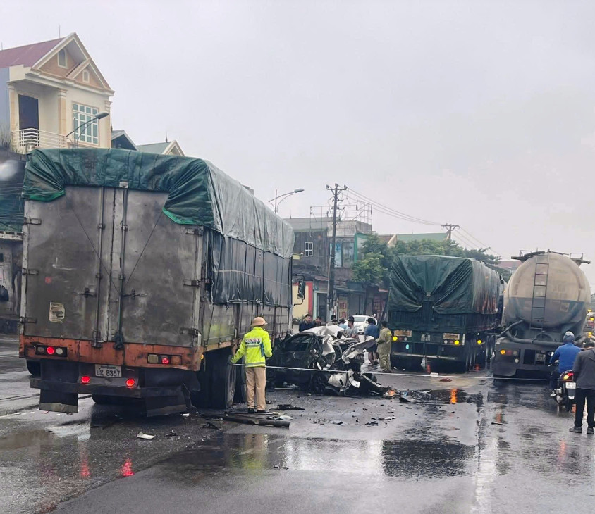 Lực lượng chức năng tiến hành điều tra, làm rõ vụ tai nạn.