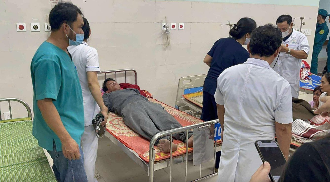 Ngư dân Quang và Sanh được kiểm tra sức khỏe tại Trung tâm Y tế quân dân y kết hợp đảo Lý Sơn - Ảnh: MỊNH VĂN