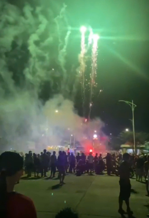 Bà con Lý Sơn chơi pháo hoa ăn mừng - Ảnh: MỊNH VĂN