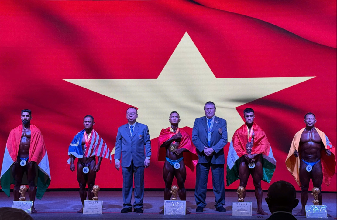 Phan Huỳnh Đức (giữa) nhận HCV hạng 65 kg và lễ chào quốc kỳ Việt Nam