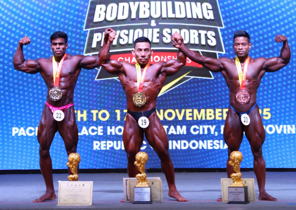 Phạm Văn Mách (giữa) nhận HCV hạng 55 kg nam