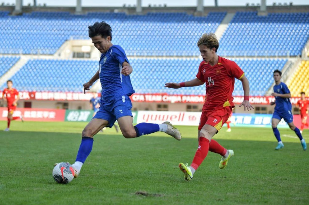 Điều đáng tiếc nhất là ở câu chuyện U22 Việt Nam chưa vượt lên chính mình

Trong khoảng nửa cuối hiệp 2, U22 Việt Nam cầm bóng khá nhiều. Nhưng việc kiểm soát bóng chỉ để chuyền ngang hoặc chuyền về khiến nhịp tấn công bị giảm mạnh. Các đường lên bóng thiếu tốc độ, thiếu ý tưởng khiến đối thủ dễ dàng áp sát, triệt tiêu các phương án tấn công khi chưa kịp hình thành.

Chất lượng dứt điểm cũng là vấn đề đáng bàn. Cả Thanh Nhàn lẫn Ngọc Mỹ đều có cơ hội tốt ở cuối trận, nhưng cú sút và đánh đầu đều thiếu độ chính xác cần thiết. Đây không phải lần đầu U22 Việt Nam phung phí các cơ hội quý giá, điều khiến đoàn quân của HLV Kim Sang Sik chưa thể bứt lên ở những trận đấu cân sức.

Thất bại trước U22 Uzbekistan không quá nặng nề bởi đây chỉ là giải giao hữu kiểm tra lực lượng, nhưng trận thua này nhắc lại một thực tế: U22 Việt Nam vẫn chưa thắng được chính mình, với những hạn chế chưa được cải thiện một cách rõ ràng bất chấp SEA Games và đặc biệt VCK U23 châu Á đã rất cận kề.


Duy Nguyễn






Tuyển Uzbekistan

U22 Việt Nam

Kim Sang-Sik
U22 UzbekistanU22 VNKim Sang SikPanda Cup 2025Ngọc Mỹnuối tiếcnhịp tấn côngthuaU22vượt lên chính mình
Nguồn VietnamNet: https://vietnamnet.vn/u22-viet-nam-thua-u22-uzbekistan-chua-thang-duoc-chinh-minh-2463099.html

VIDEO
HLV Choi Won Kwon rời CLB Đông Á Thanh Hóa
HLV Choi Won Kwon rời CLB Đông Á Thanh Hóa
Đài Phát thanh và truyền hình Hà Nội
20 phút
4 liên quan
Uzbekistan tạo địa chấn ở U17 World Cup
Uzbekistan tạo địa chấn ở U17 World Cup
Tạp chí Tri thức
1 giờ
3 liên quan
Thần võ Việt Nam gây tranh cãi, Johnny Trí Nguyễn giải thích thế nào?
Thần võ Việt Nam gây tranh cãi, Johnny Trí Nguyễn giải thích thế nào?
Báo VTC News
1 giờ
NÓNG 24H
Sốc với nhan sắc thật của Ngọc Trinh qua ảnh cam thường
Sốc với nhan sắc thật của Ngọc Trinh qua ảnh cam thường
Tạp chí SaoStar
1116 liên quan
LĐBĐ Malaysia chính thức công bố án phạt cực nặng
LĐBĐ Malaysia chính thức công bố án phạt cực nặng
Tạp chí SaoStar
1320 liên quan
Sai lầm việc Malaysia đã bỏ cuộc, thua tuyển Việt Nam
Sai lầm việc Malaysia đã bỏ cuộc, thua tuyển Việt Nam
Tạp chí SaoStar
1320 liên quan
Bắt tạm giam người đàn ông cày nát ruộng khoai lang trên đất của chính mình
Bắt tạm giam người đàn ông cày nát ruộng khoai lang trên đất của chính mình
Báo Người Lao Động
3 liên quan
Bắt tạm giam Nguyễn Thị Hoàng
Bắt tạm giam Nguyễn Thị Hoàng
Chuyên trang Góc nhìn pháp lý - Tạp chí Người đưa tin
8 liên quan
Người phụ nữ tức tốc báo Công an sau khi trao hết niềm tin cho bạn trai
Người phụ nữ tức tốc báo Công an sau khi trao hết niềm tin cho bạn trai
Tạp chí SaoStar
1 liên quan
Thông tin mới về bộ xương người được phát hiện dưới ao cá ở Hải Phòng
Thông tin mới về bộ xương người được phát hiện dưới ao cá ở Hải Phòng
Báo Tri thức & Cuộc sống
11 liên quan
Nga hoàn tất điều tra nhằm vào những người ban hành lệnh bắt Tổng thống Putin
Nga hoàn tất điều tra nhằm vào những người ban hành lệnh bắt Tổng thống Putin
