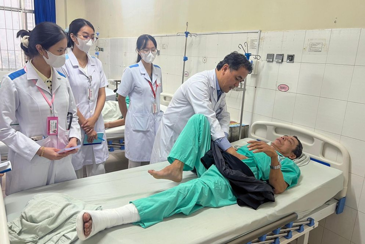 Bác sĩ Bệnh viện Đa khoa tỉnh Khánh Hòa chăm sóc y tế cho nạn nhân trong vụ tai nạn. Ảnh: X.N