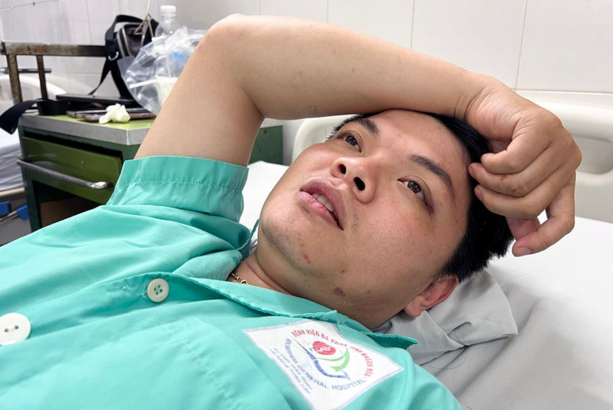 Anh Võ Trường Sinh đang điều trị tại Bệnh viện Đa khoa tỉnh Khánh Hòa sau tai nạn xe khách. Ảnh: Xuân Ngọc