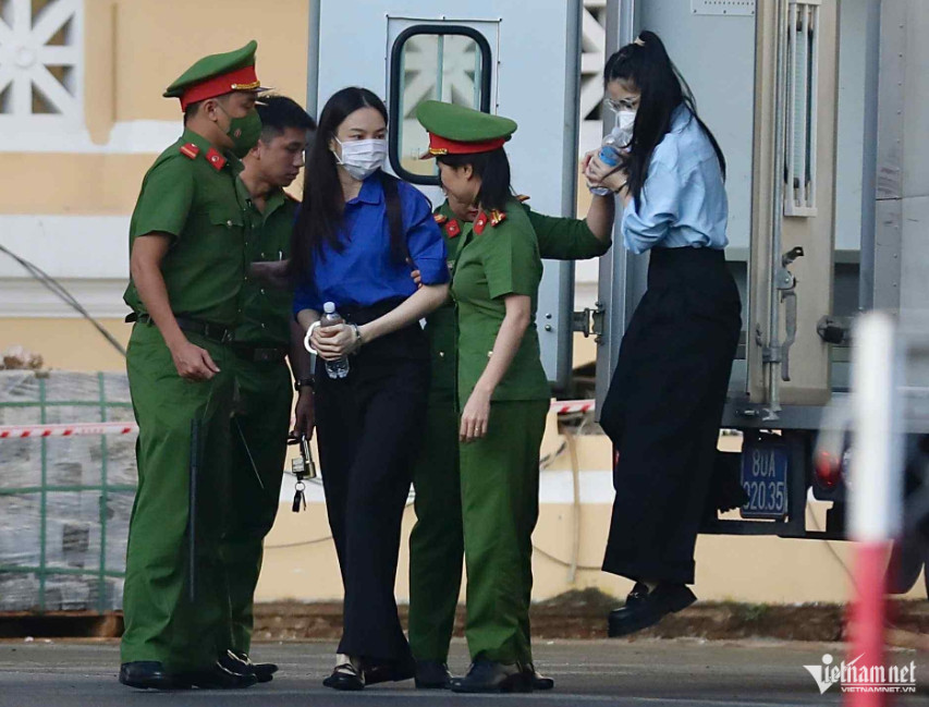 Nguyễn Thúc Thùy Tiên, Nguyễn Thị Thái Hằng được đưa tới tòa. Ảnh: Huế Ex