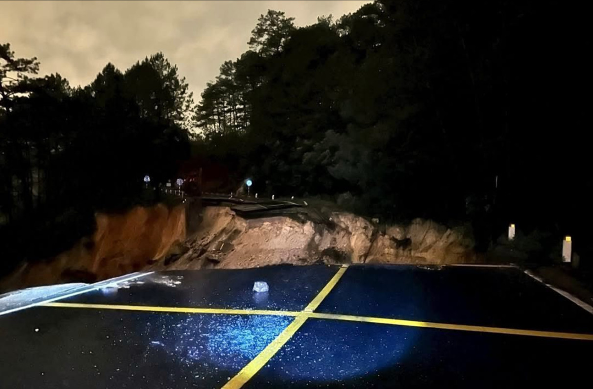 Đoạn đèo bị đứt đôi.