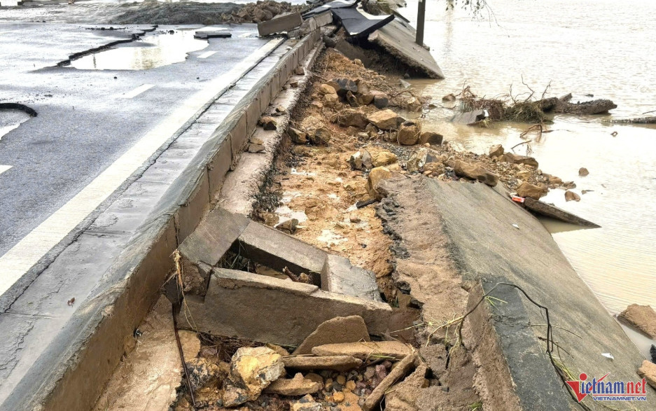 Đường giao thông bị lũ cuối trôi ở Đắk Lắk. Ảnh: Hải Dương