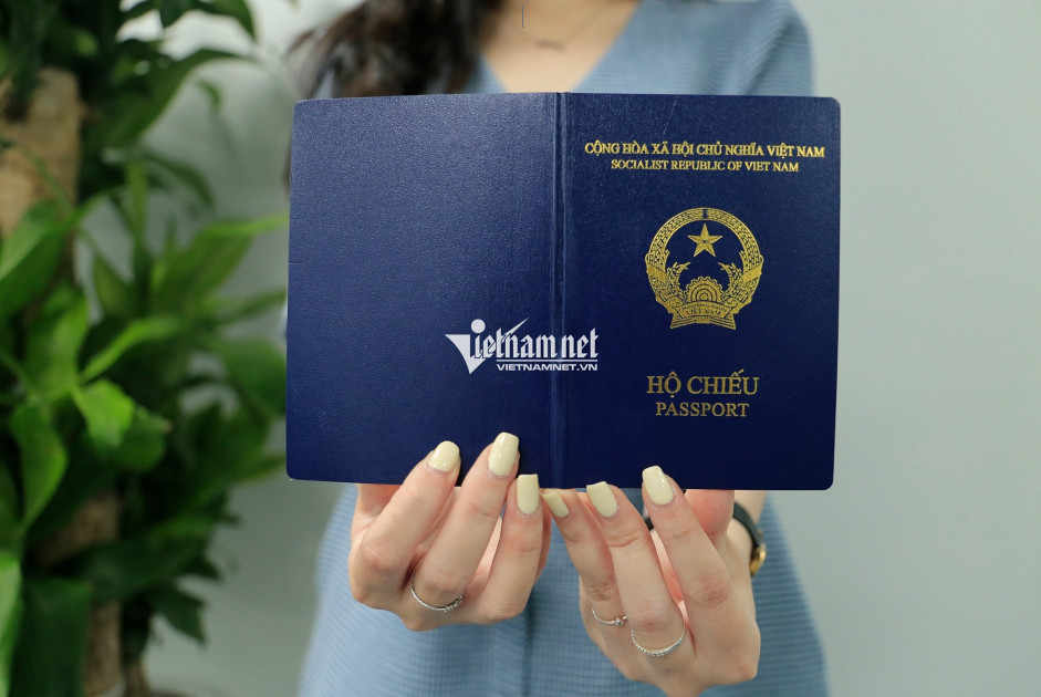 Ngân hàng sẽ ngừng cung cấp dịch vụ thanh toán, rút tiền qua tài khoản thanh toán, thẻ trên tất cả các kênh đối với khách hàng là người Việt Nam sử dụng giấy tờ tùy thân là hộ chiếu. Ảnh: Anh Nguyễn.