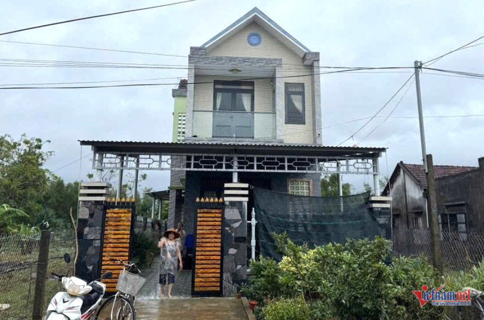 Ngôi nhà 2 tầng của gia đình bà Bùi Thị Yên, nơi tránh lũ của hơn 40 người trong thôn Phú Hữu. Ảnh: Hải Dương