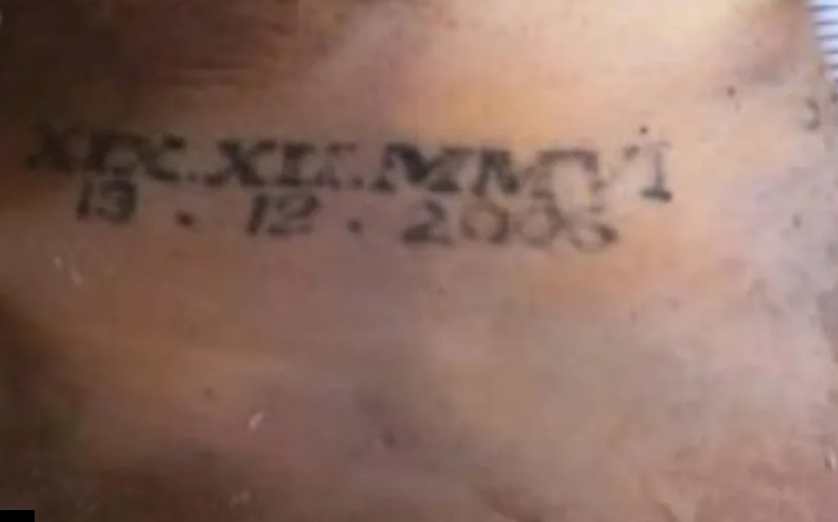 Trên thi thể cô gái có hình xăm và số 19-12-2006.