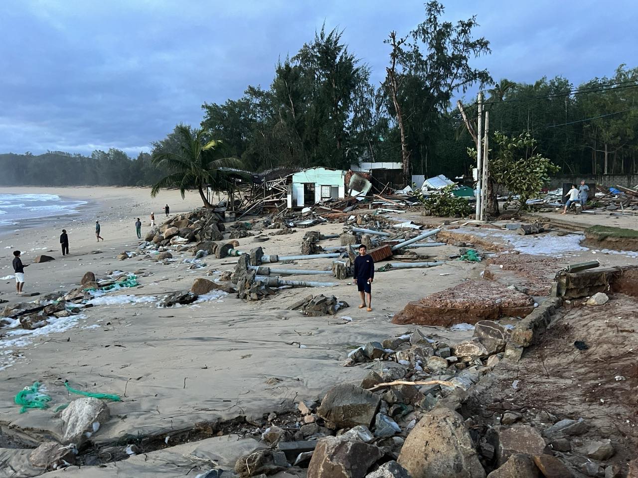 Triều cường dâng cao tàn phá nhiều công trình, nhà dân ven biển Quảng Ngãi