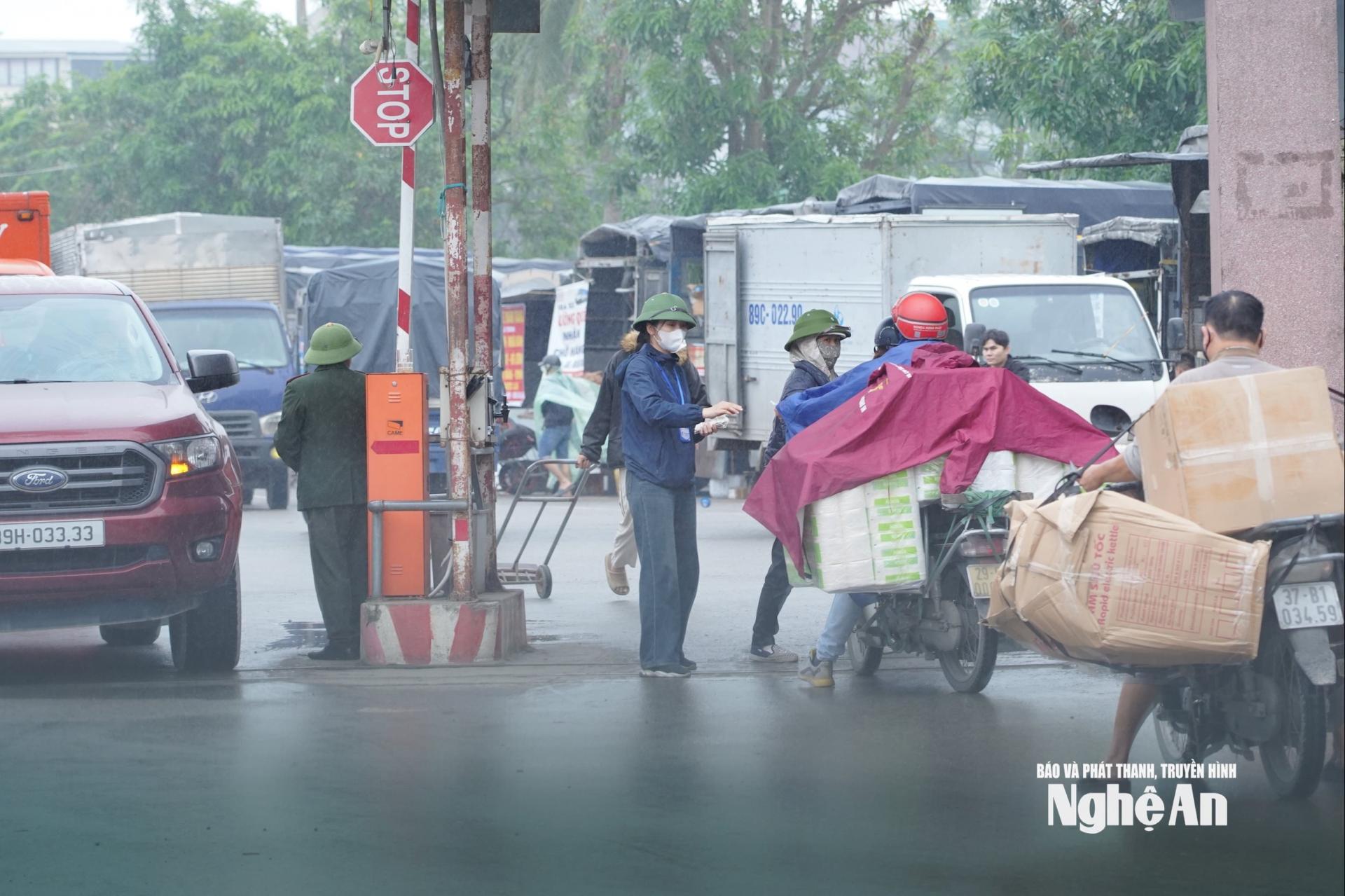 Bến xe chợ Vinh là nơi có lượng xe ra vào rất đông, hầu hết xe chỉ vào bốc, gửi hàng hoá. Ảnh: PV