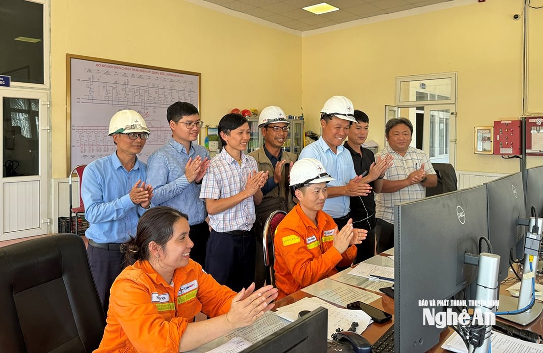 Đại diện Ban QLDA các công trình điện miền Trung cùng các đơn vị liên quan chứng kiến thời khắc đóng điện dự án. Ảnh: TH