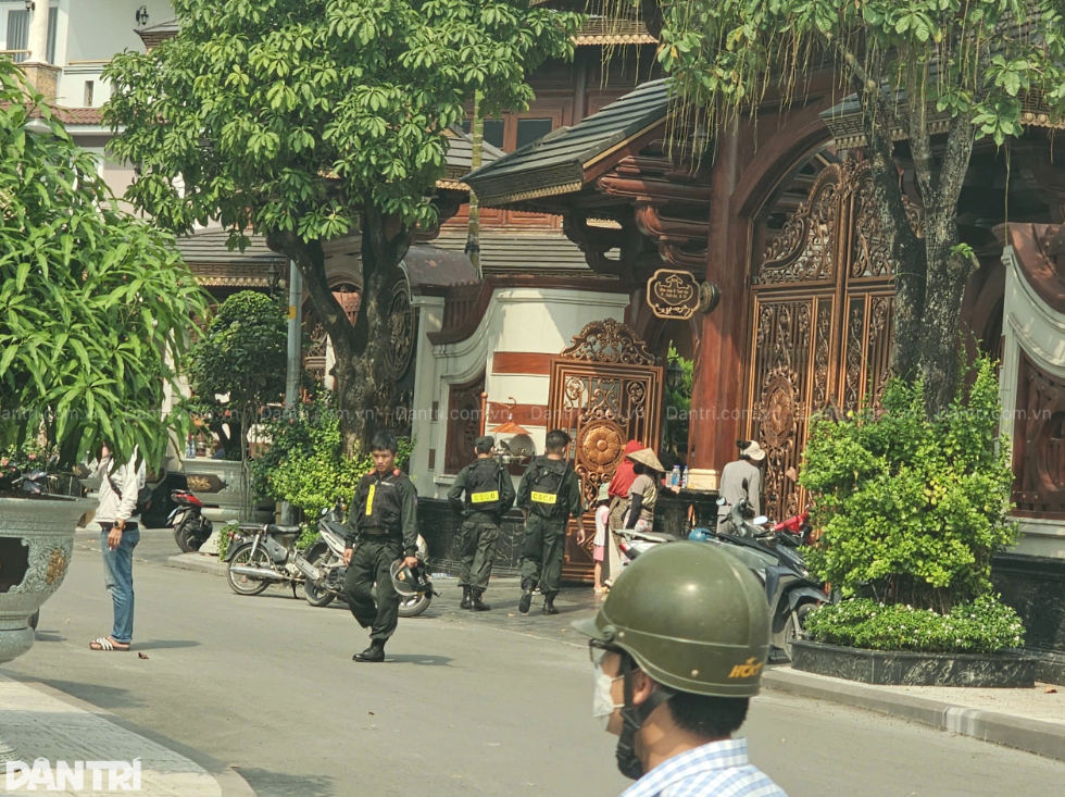 Cảnh sát có mặt tại biệt phủ của Mailisa (Ảnh: Lê Trai).