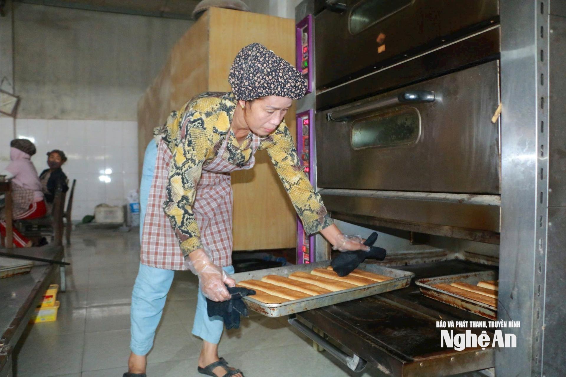 Chị Phan Thị Hằng là người đưa nghề bánh nướng về xóm Tân Sơn 6. Ảnh: T.P