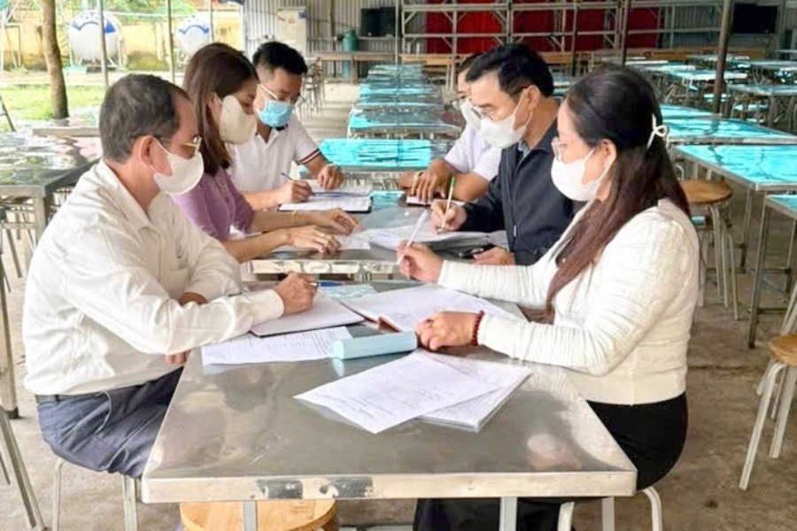 Trường nội trú Con Cuông họp triển khai giải pháp phòng chống lây nhiễm và điều trị, chăm sóc học sinh bị cúm A. Ảnh: Ngọc Anh