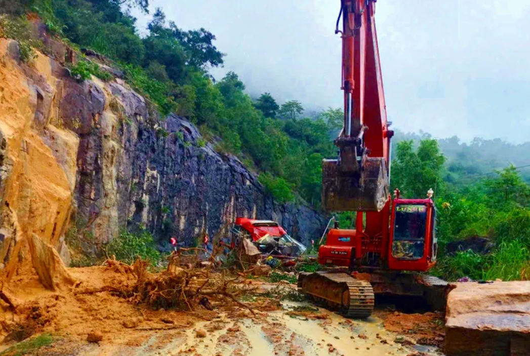 Lượng đất đá tràn xuống Quốc lộ 27C rất lớn.