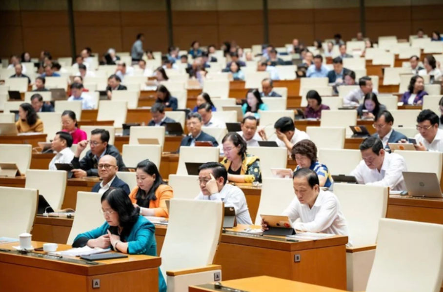 ĐBQH tham dự phiên thảo luận về dự án Luật Viên chức (sửa đổi) sáng 13/11.