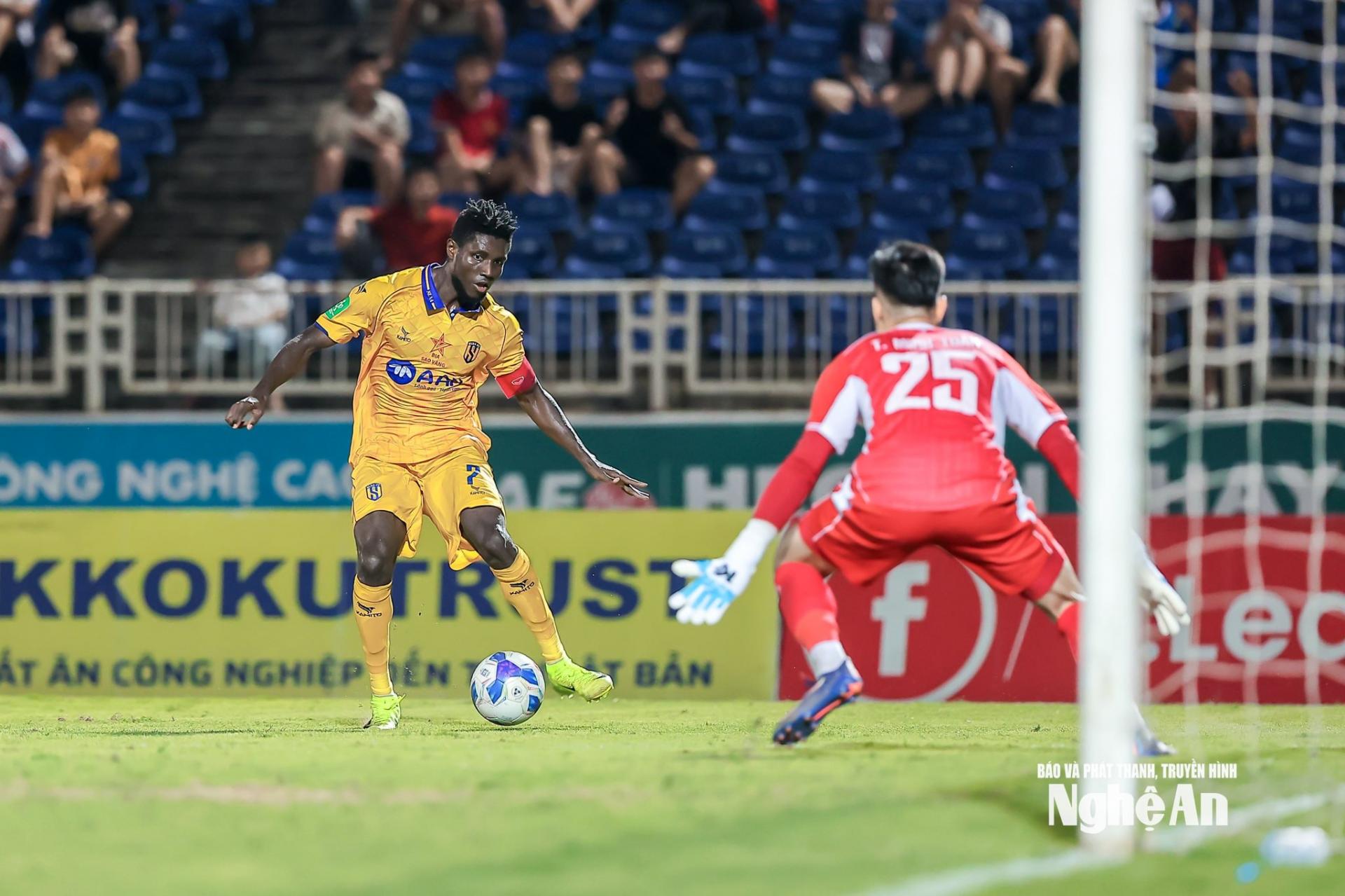 Michael Olaha rất có duyên khi đối đầu với Becamex TP. Hồ Chí Minh. Ảnh tư liệu: Xuân Thủy