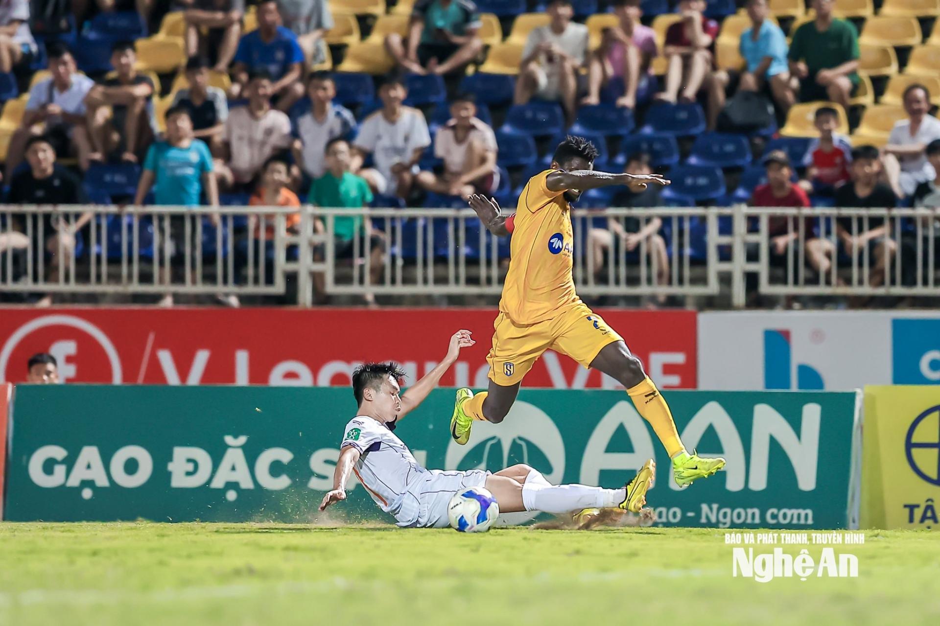 Sông Lam Nghệ An có thành tích đối đầu vượt trội so với Becamex TP. Hồ Chí Minh. Ảnh tư liệu: Xuân Thủy