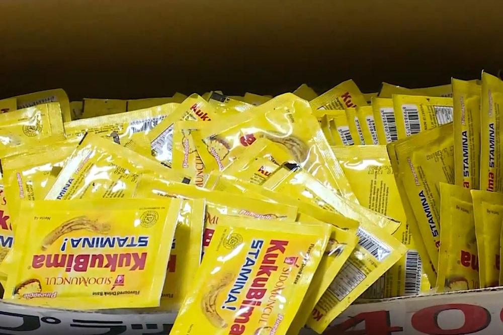 Ma túy được ngụy trang trong các gói nước có màu sắc bắt mắt. Ảnh: VTV